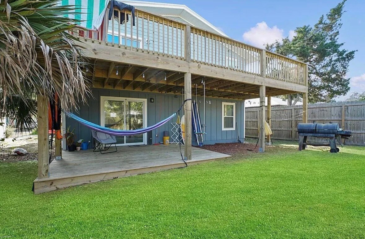 Back yard - 208 9th St