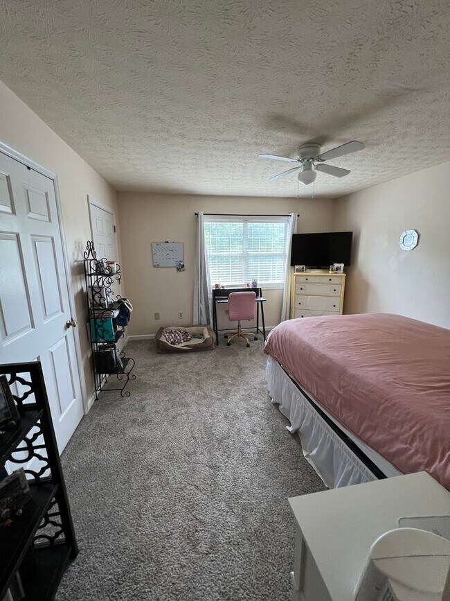 Building Photo - Sleepy Hollow Townhome - Convenient Location and Privacy