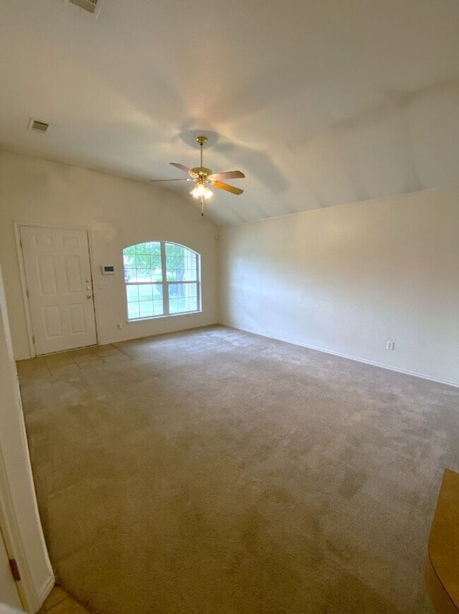 Building Photo - 904 Crymes Ln