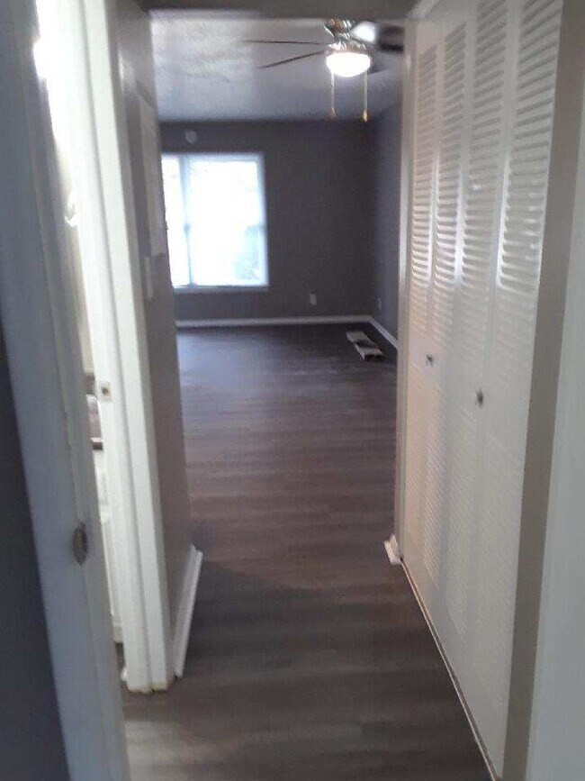 Building Photo - Newly updated 1 bedroom 1 bath duplex