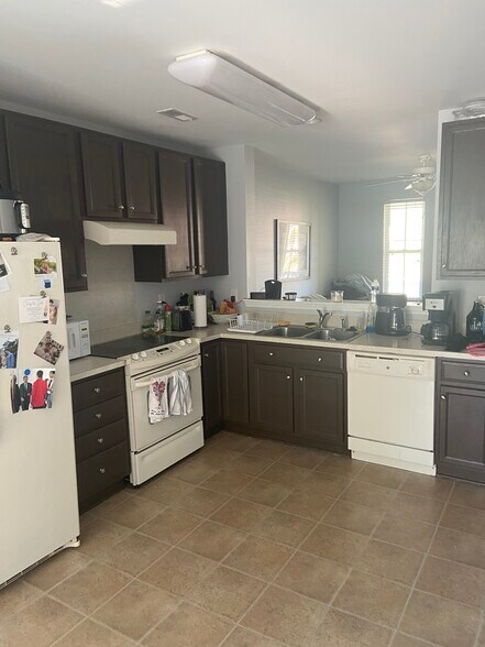 Kitchen/Dining area 3 - 4243 Spring Oak Dr