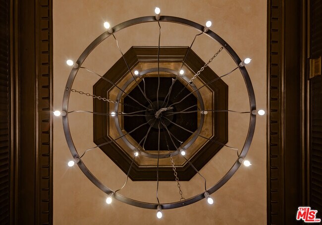 Building Photo - 460 S Spring St