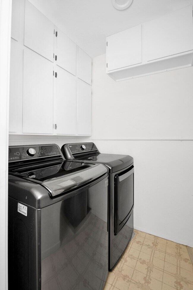 Building Photo - 2 Bedroom Plus Bonus Room in the Heart of Bellevue