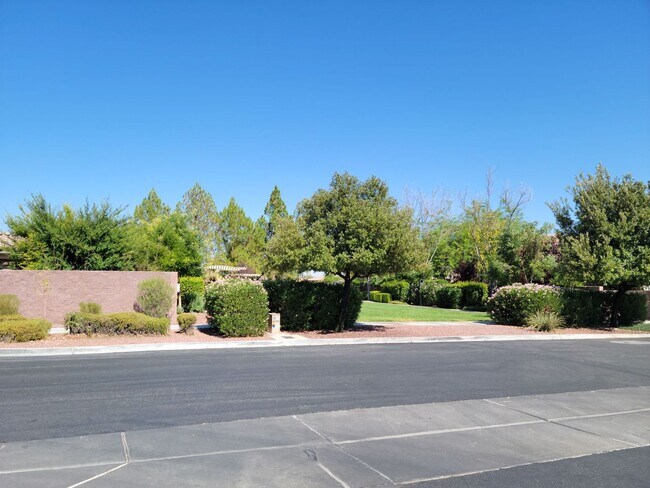 Building Photo - Downtown Summerlin Beauty