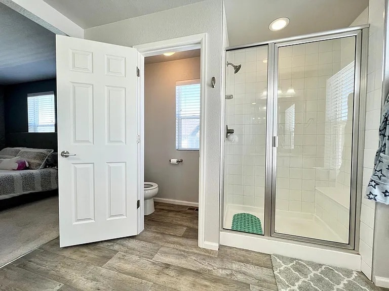 Main bathroom - 16061 Bolling Dr