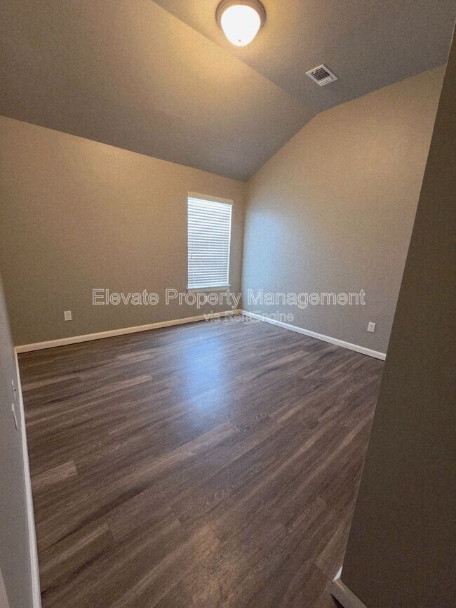 Building Photo - 2213 Ailsa Rd