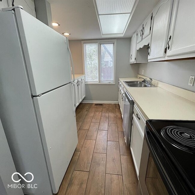 Building Photo - 1155 Canterbury Square S