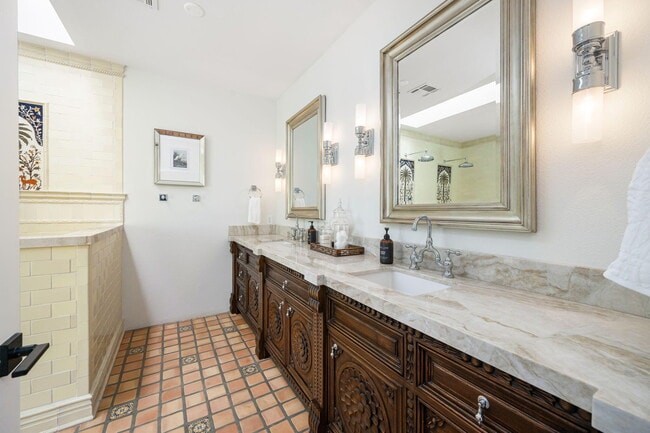 Building Photo - 73055 Amber St