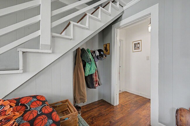 Building Photo - Spacious 5-Bedroom Home Near Radford University