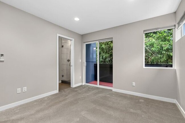 Building Photo - Stunning Standalone Townhome In Coveted Lincoln Park w/ AC (1st Month Free)