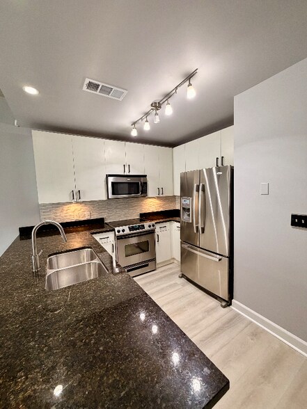 Building Photo - 711 Cosmopolitan Dr NE