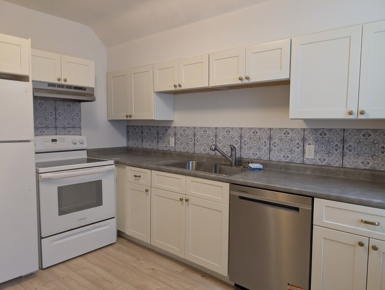 new stove and cabinets - 315 US-5
