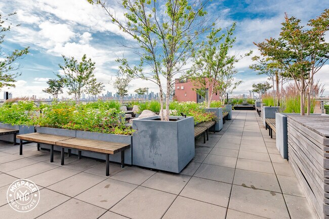 Building Photo - 21 Monitor St