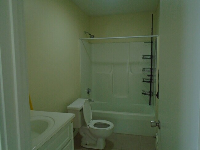 Building Photo - 327 Augur St