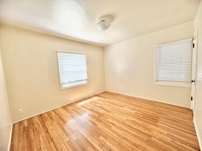 Building Photo - 548 W 4th Ave