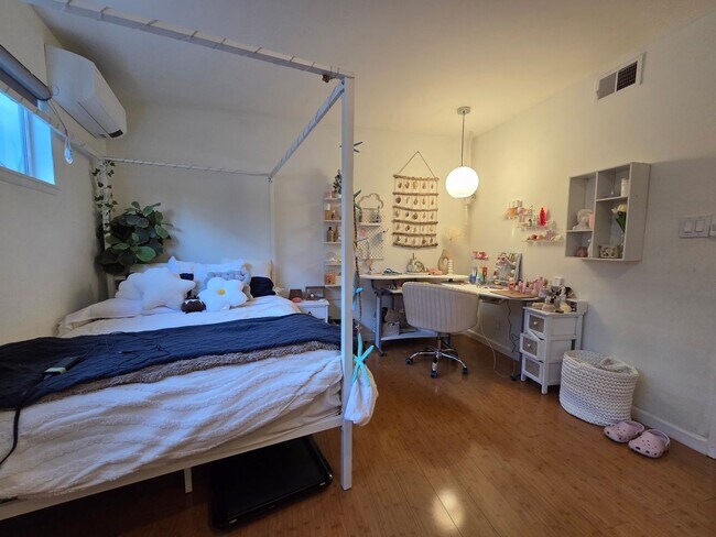 Building Photo - Wonderful Mid Century Home available for lease