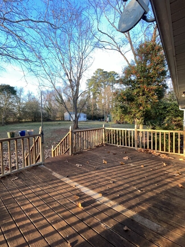 Building Photo - 3 Bedroom 2 Bathroom