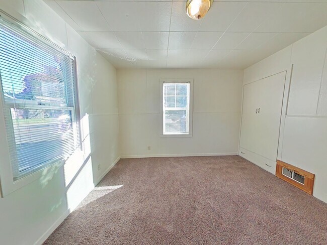 Building Photo - FALL SPECIAL ~ $1010 OFF FIRST MONTH RENT