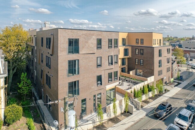 Building Photo - 9 Central St