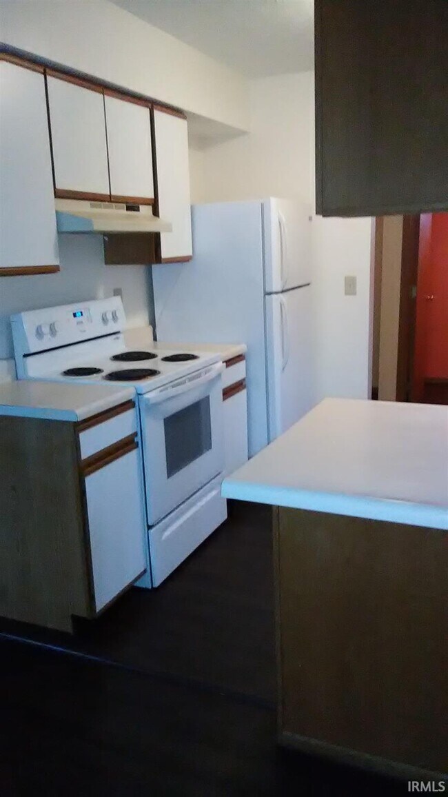 Building Photo - 402 S Village Ct