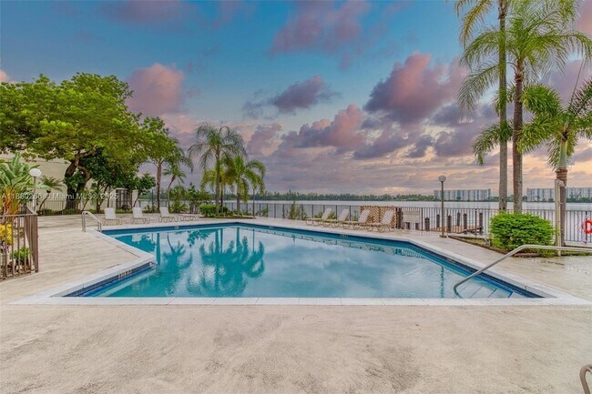 Building Photo - 115 Lake Emerald Dr