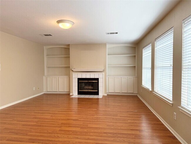 Building Photo - 2011 Lantana Dr