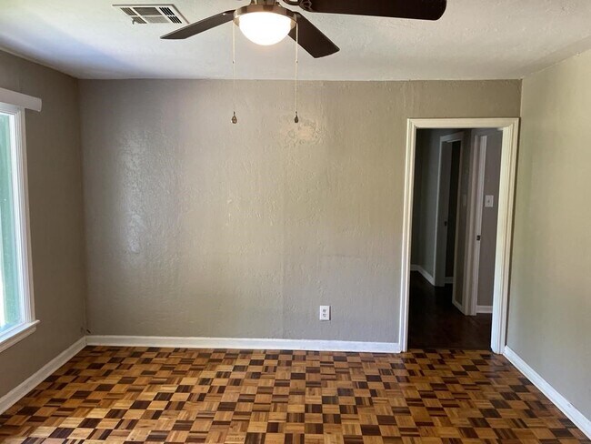 Building Photo - 2206 NW 19th St