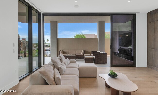 Building Photo - 5000 N Camelback Rdg Dr