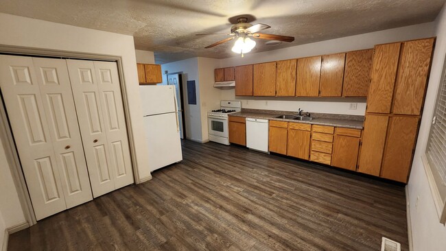 Building Photo - 2 bed 1.5 bath unit in the Meadows