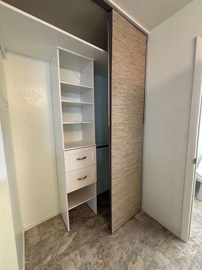 Building Photo - Executive Ocean Views, Fresh Interior