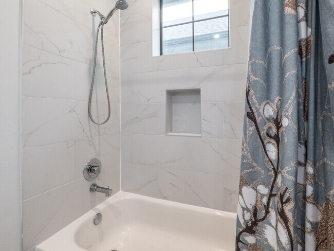 Building Photo - "Charming 4-Bed Houston Haven with Elegance on East 32nd Street!"