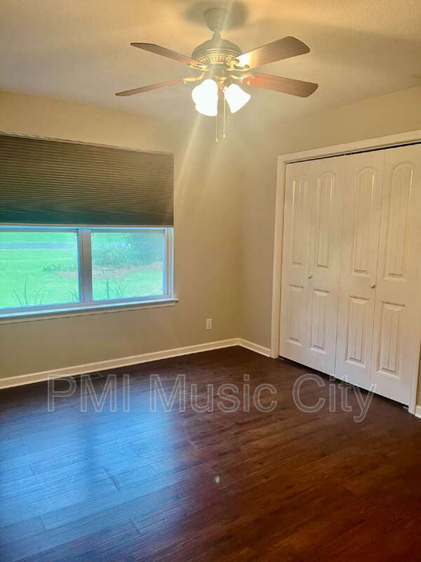 Building Photo - 225 Hickory Dr