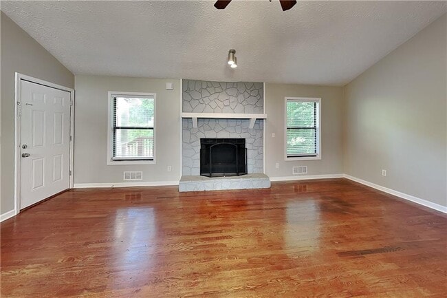 Building Photo - 3951 Kensington Dr