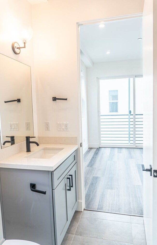 Building Photo - Beautiful Spacious Modern 3 Bedroom Townhome Available Now! - ONE MONTH FREE