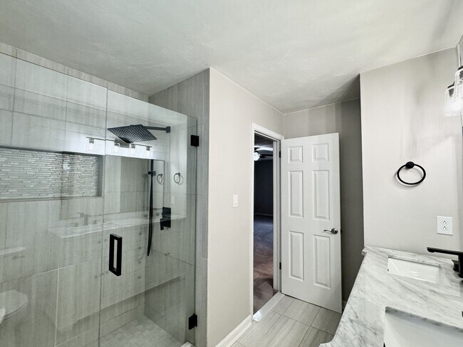 Building Photo - 4-Bedroom Home In Great Neck Meadows! Ready NOW!!! Fenced Backyard! HUGE Corner Lot! Dog Friendly!