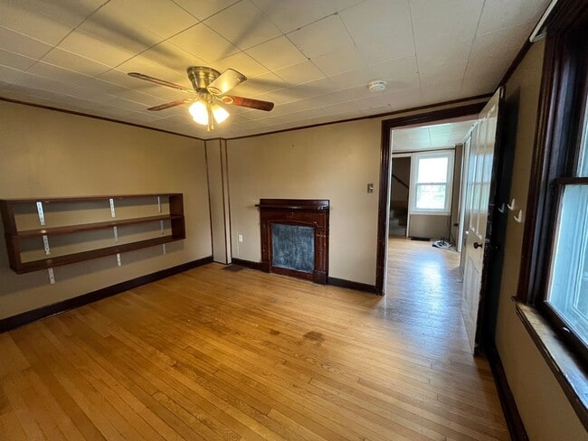 Building Photo - Spacious 4-5 Bedroom, 1.5 Bathroom 2-Story...