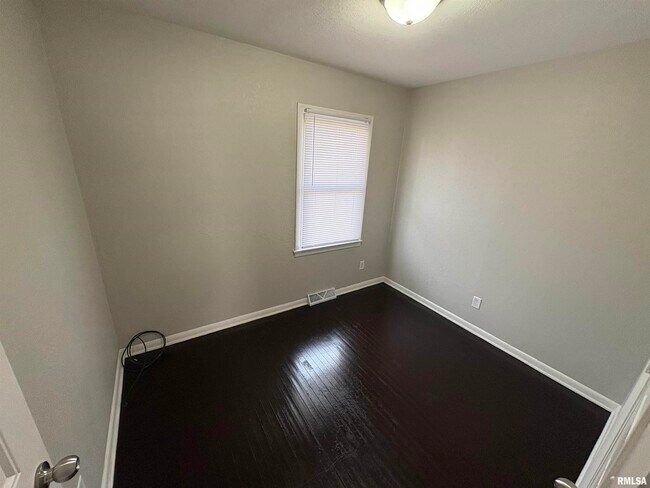 Building Photo - 2324 W Gilbert Ave