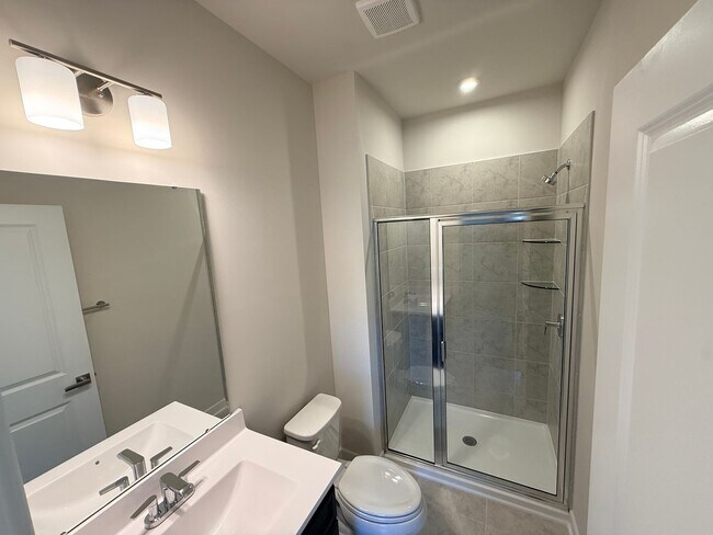 Building Photo - Brand New Townhome in the heart of Charotte