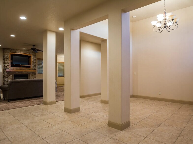 Front entry space - 2819 S Grass Valley Dr