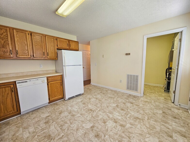 Building Photo - 640 Wyndale Rd
