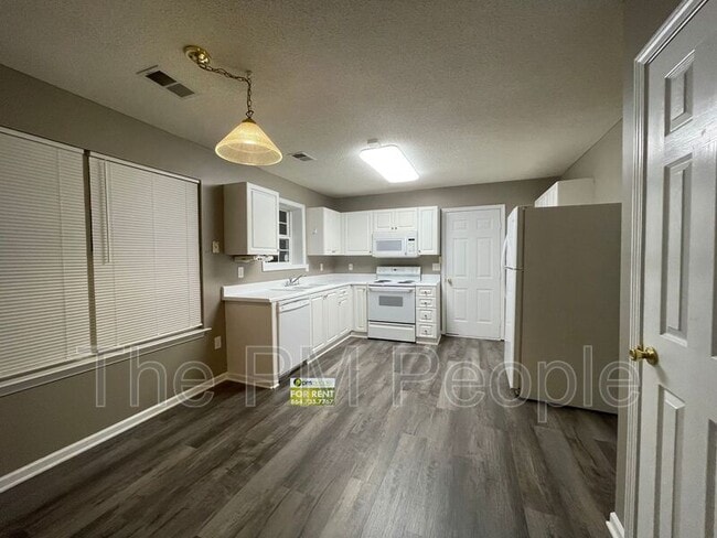 Building Photo - 201 Fairview Lake Way