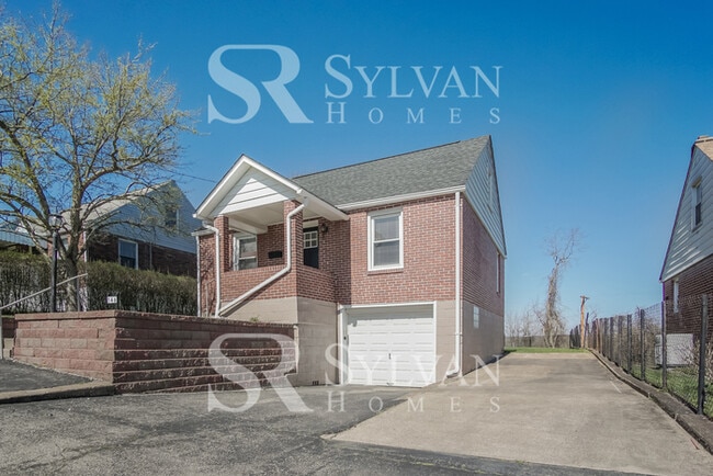 Building Photo - This home exudes a cheerful and welcoming ...