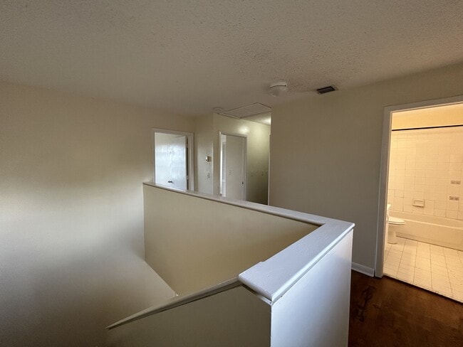 Building Photo - 910 Cypress Way E