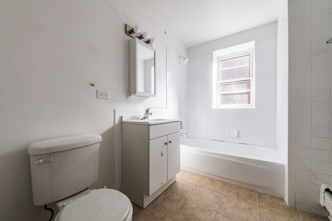 Building Photo - 4814 W Monroe St