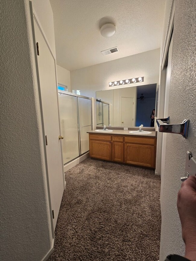 Building Photo - 3 BR 2 BA Available Now