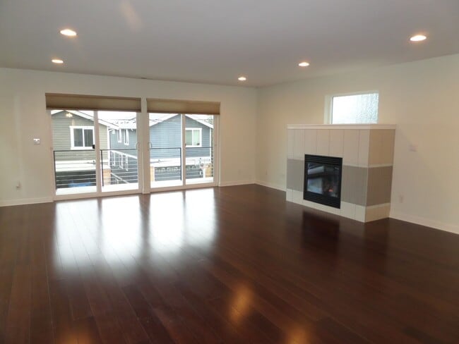 Building Photo - Immaculate and LARGE 4-Bedroom Home in Unb...