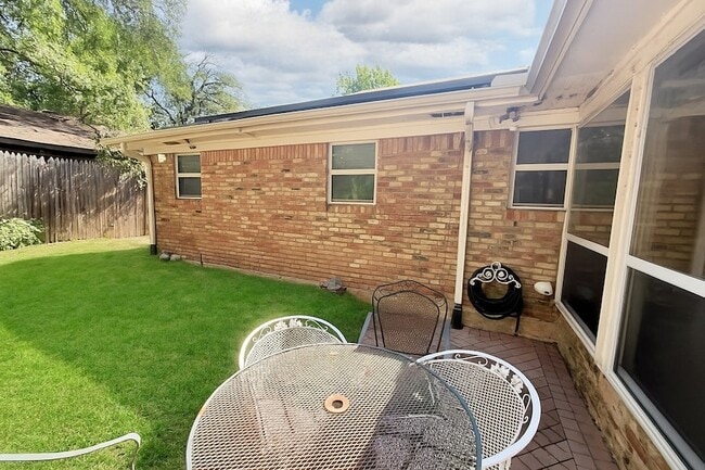 Building Photo - 2325 Ravenwood Dr
