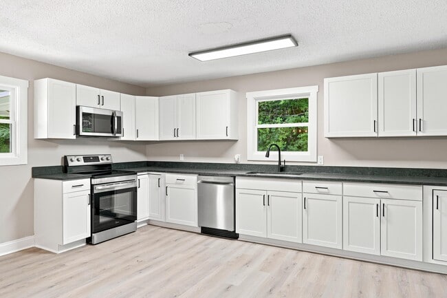 Building Photo - 114 Alpine Dr