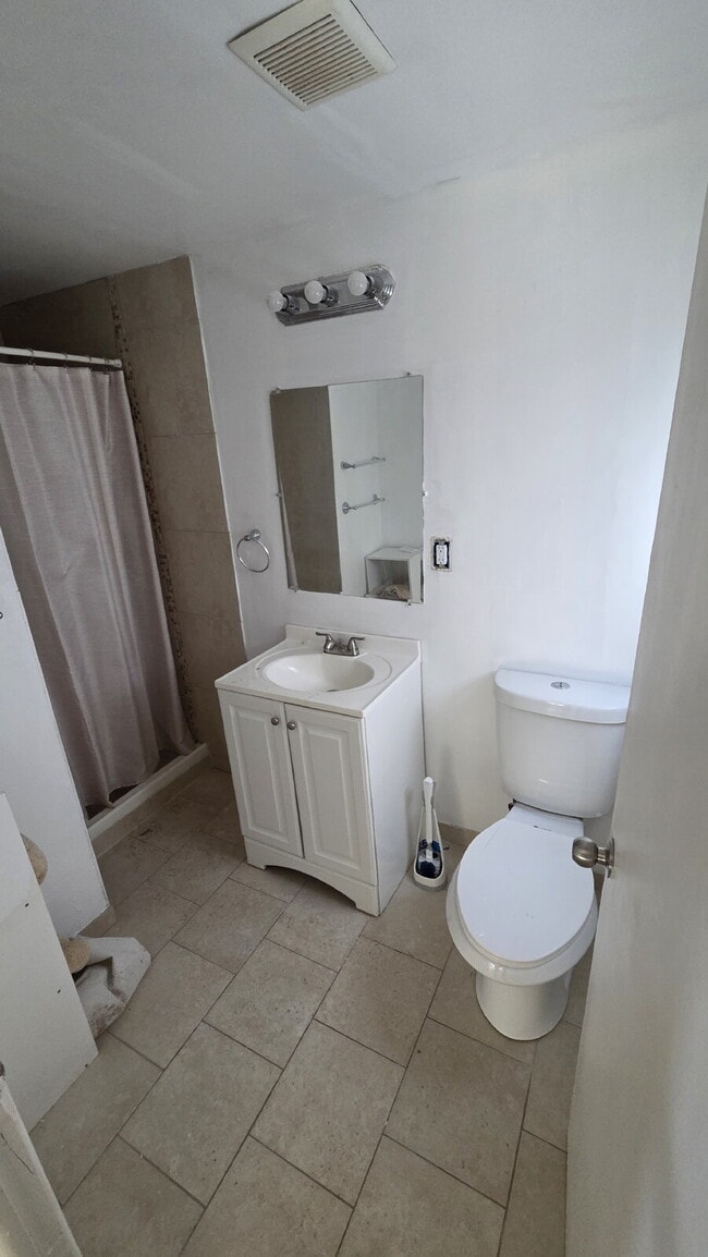 Building Photo - "2-Bed Duplex (Unit #4) AVAIL NOW "