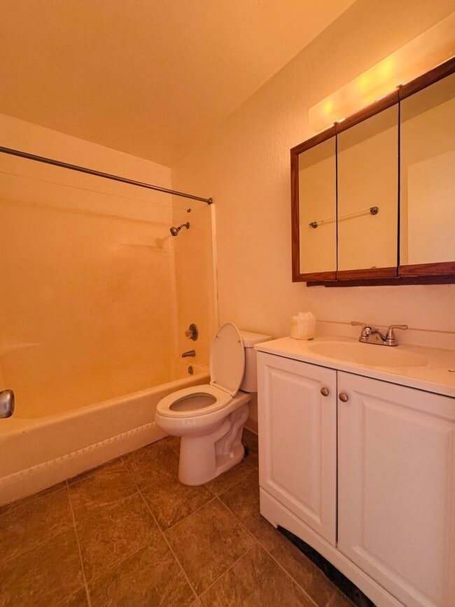 Building Photo - 2 bedroom Townhouse in Makaha Valley